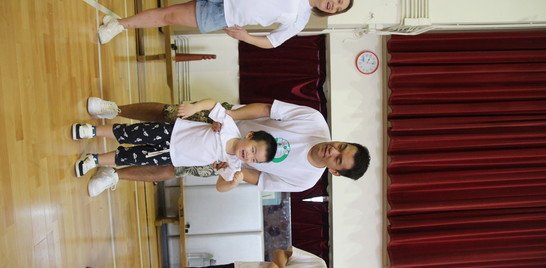 爸爸，充氣棒來了。