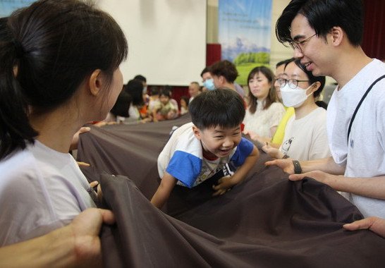 爸爸媽媽拿着布，我很放心呢!