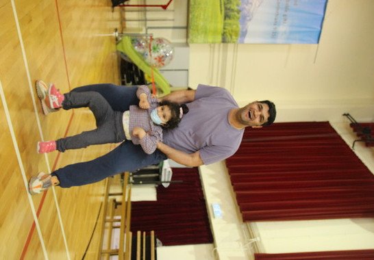 爸爸力氣真大。