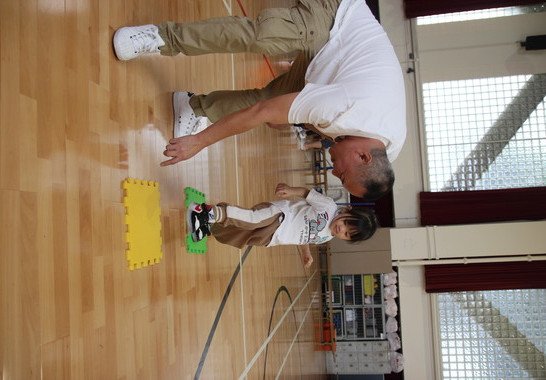 我和爸爸用地墊過河。