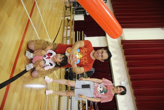 爸爸保護我，避開充氣棒。 