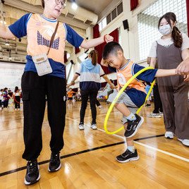 用身體傳送呼啦圈，easy job!  