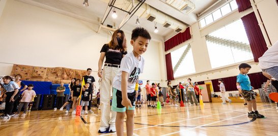 我和媽媽合作過河。