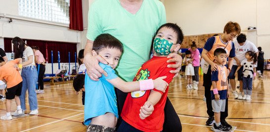 我們成功挑戰3人站在報紙上。