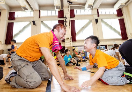  我和爸爸一起做運動。