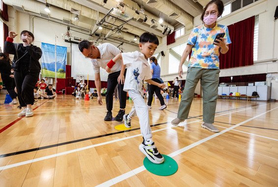 我和爸爸合作過河。 