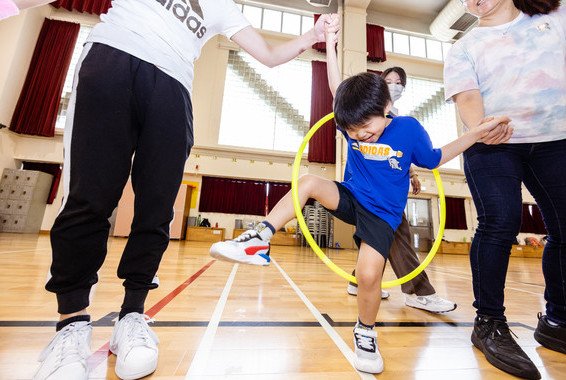 用身體傳送呼啦圈，easy job! 