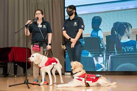 香港导盲犬服务中心寄养家庭部主任蔡晓茵女士(左一)於嘉许礼上分享活动后感受。