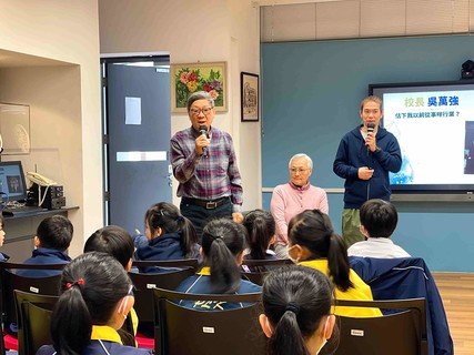 保良局温林美贤耆晖中心其中一名星级导师，退休校长吴万强先生(左一)与其他长者导师到保良局何寿南小学与学生分享人生经历。