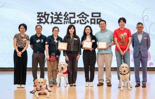 保良局张馨玲总理(左四)代表致送纪念品予赞助及合作机构。