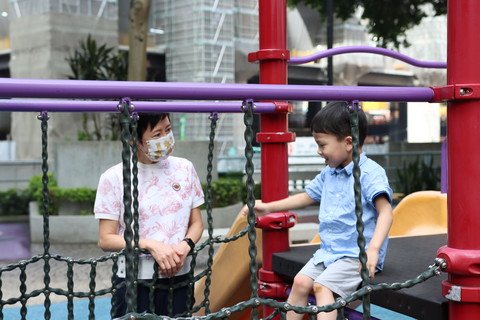 除了跟小朋友在室內互動之外，黃律師也會跟他們在花園玩耍。