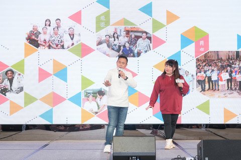 金贊助曹麗儀小姐(圖右)參與粵曲表演，與「譚輝智粉絲官方後援會」的義工同心行善，令氣氛更添歡樂。