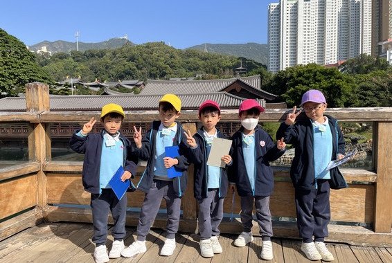 傳統建築物上有瓦頂和瓦當呢!