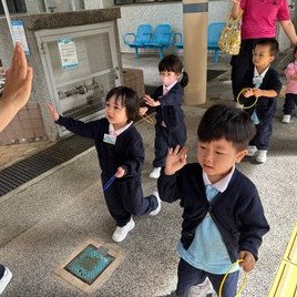 我是一個小司機，開㗎汽車呠呠呠~