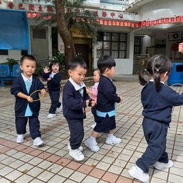 我是一個小司機，開㗎汽車呠呠呠~