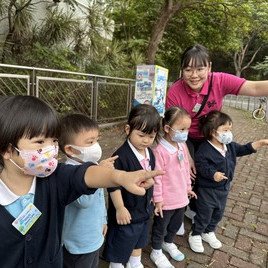 馬路上面有好多唔同嘅車啊~