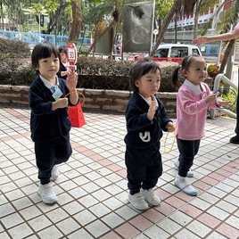 我哋玩緊紅綠燈遊戲～綠燈要
停一停，等一等。