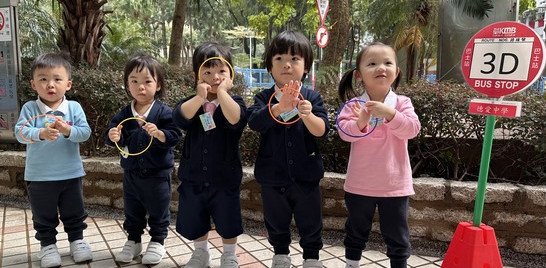 我哋企喺巴士站等巴士~