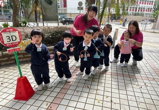 我哋企喺巴士站等巴士~