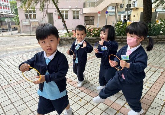 我是一個小司機，開㗎汽車呠呠呠~