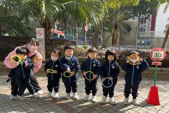 我哋企喺巴士站等巴士~