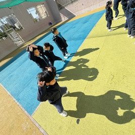 原來我做不同的動作，影子都會  等我哋試吓單腳企，睇吓
跟住我郁~ 
