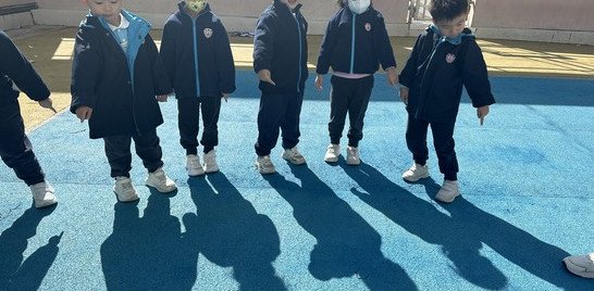 原來我哋背向太陽企，影子會出現喺我嘅前面。