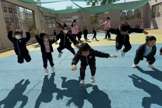 原來我跳起，影子會跟住我跳㗎!