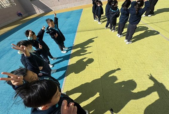 我舉起V字，影子都跟住我改變~