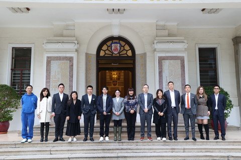 保良局乙巳年部份董事会成员於保良局中座合照。包括李何芷韵主席(左七)、谭毓桢副主席(右七)、何猷亨副主席(左六)、林承毅副主席(右六)、郭浩泉副主席(左五)、何许頴嘉总理(右五)、邓李璧莛总理(左四)、陈思暐总理(右四)、孟韦豪总理(左三)、梁钧滺总理(右三)、张馨玲总理(左二)、汤陈筠霖总理(右二)、钟伟棠总理(左一)及严子谕总理(右一)。