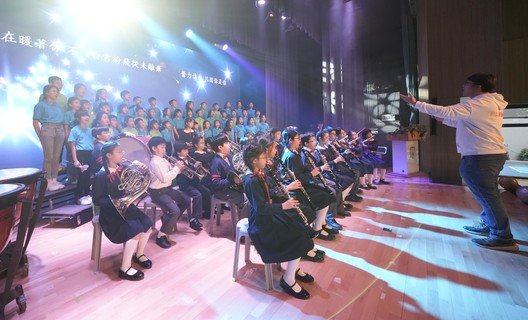 学生为嘉宾带来精彩管乐表演，展现多元化学习成果。