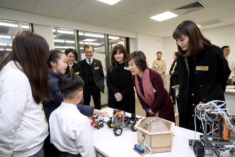 主礼团嘉宾参观新校舍设施配套，了解学校教学发展重点，并与学生互动交流。