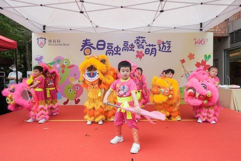 典礼的开幕表演，以「跨龄舞台：幼、小、青、成；潜能尽展」作构思主旨，表演团队由不同年龄及有特殊需要的服务使用者组成，包括：曹金霖幼儿学习中心幼童、余尧燊纪念工场及八八观塘工场的职康学员。