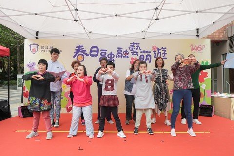 典礼的开幕表演，以「跨龄舞台：幼、小、青、成；潜能尽展」作构思主旨，表演团队由不同年龄及有特殊需要的服务使用者组成，包括：曹金霖幼儿学习中心幼童、余尧燊纪念工场及八八观塘工场的职康学员。