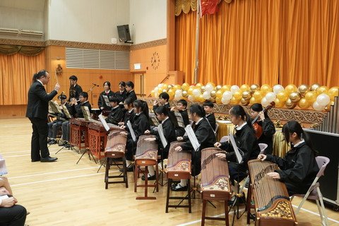 相片二至四：学生轮番上阵，进行街舞、中乐、管弦乐、手铃及合唱表演，为典礼增添热烈气氛。