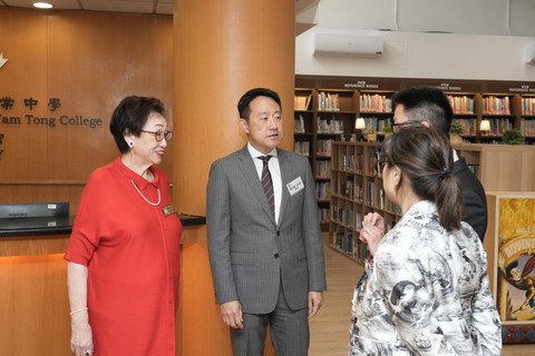 相片五：主礼团嘉宾参观及了解校内服务及配套设施。