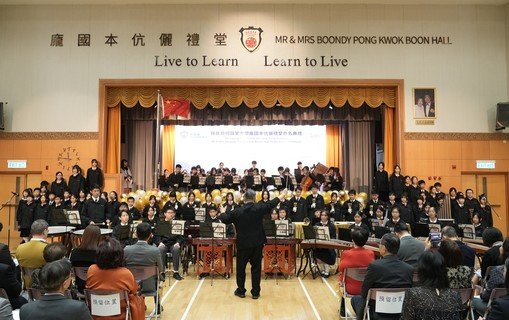 相片二至四：学生轮番上阵，进行街舞、中乐、管弦乐、手铃及合唱表演，为典礼增添热烈气氛。