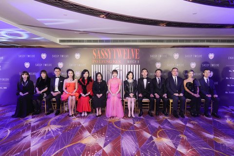 主礼嘉宾与保良局董事会成员伉俪、顾问及赞助善长合照留念。