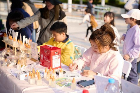 终点沙田公园特设「低碳生活嘉年华」，多个摊位均由保良局辖下服务单位所筹备，别具特色，吸引了众多市民参与。