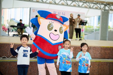 由保良局属校学生设计的活动吉祥物「爱心小保」，带领参加者由起点沙田马场步行至终点沙田公园。