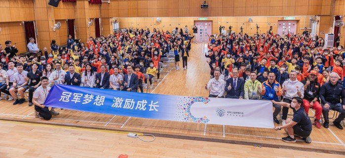 運動員與屬校學生一同合照留念。