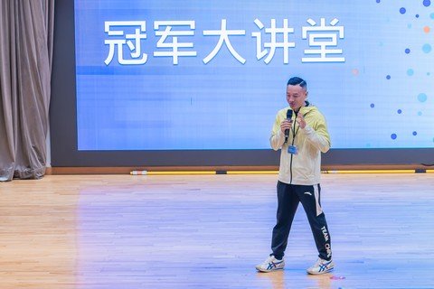 奧運體操金牌得主楊威先生向學生分享運動心得。