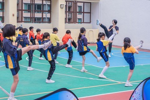 國家級運動員向學生示範精湛運動技藝，並邀請學生一同參與體驗。