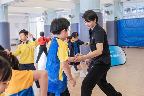 國家級運動員向學生示範精湛運動技藝，並邀請學生一同參與體驗。