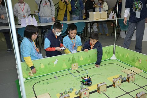 參賽隊伍運用創科技術引領AI機械人救火，成為「森林小英雄」。