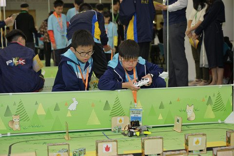 參賽隊伍運用創科技術引領AI機械人救火，成為「森林小英雄」。