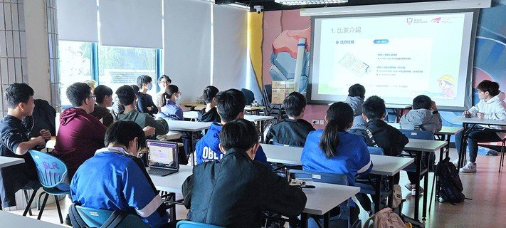 城大機械人隊伍的學生培訓保良局屬校中學生，讓他們於實戰中協助小學生參賽。