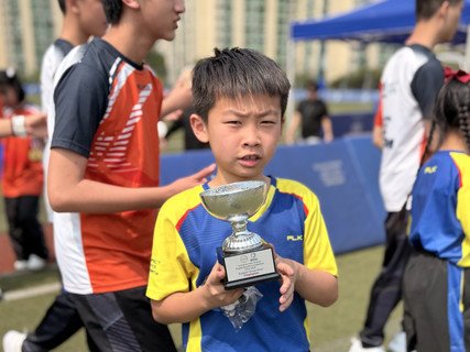 属下陈丽玲（百周年）学校和锦泰小学学生团结合力，不仅「榄」出友情，更在比赛中荣获碗赛冠军。