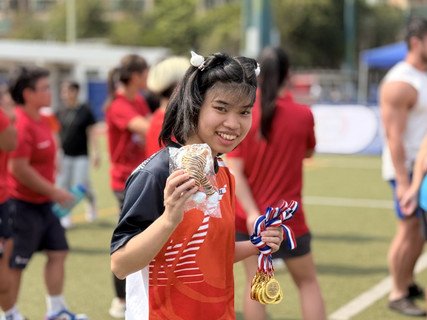 属下陈丽玲（百周年）学校和锦泰小学学生团结合力，不仅「榄」出友情，更在比赛中荣获碗赛冠军。