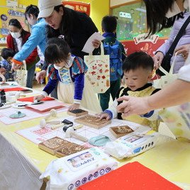 大家專注地拓印揮春。
